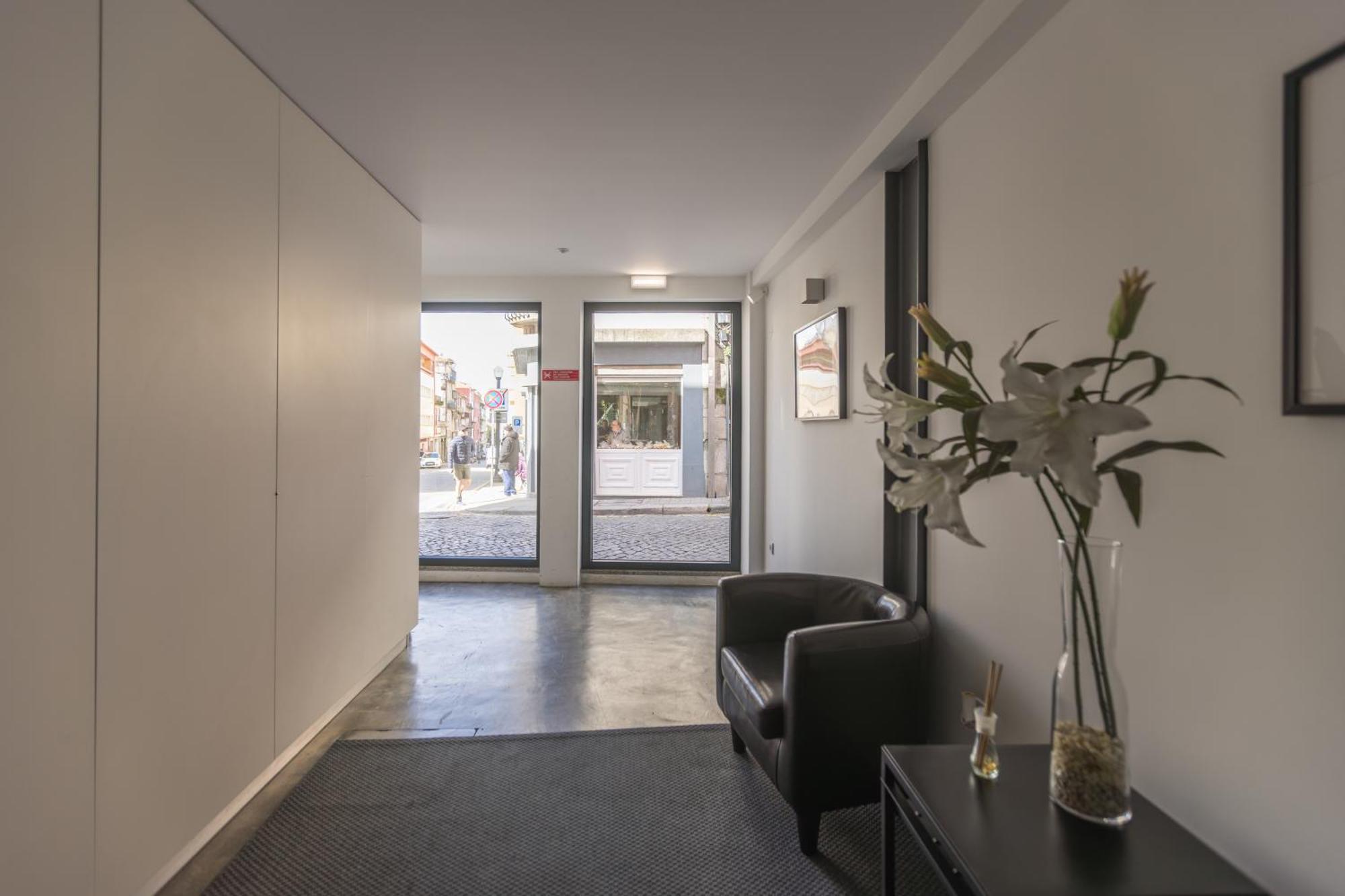 Apartment New!central W/ Sunny Terrace - 9 Min Walk Trindade Porto