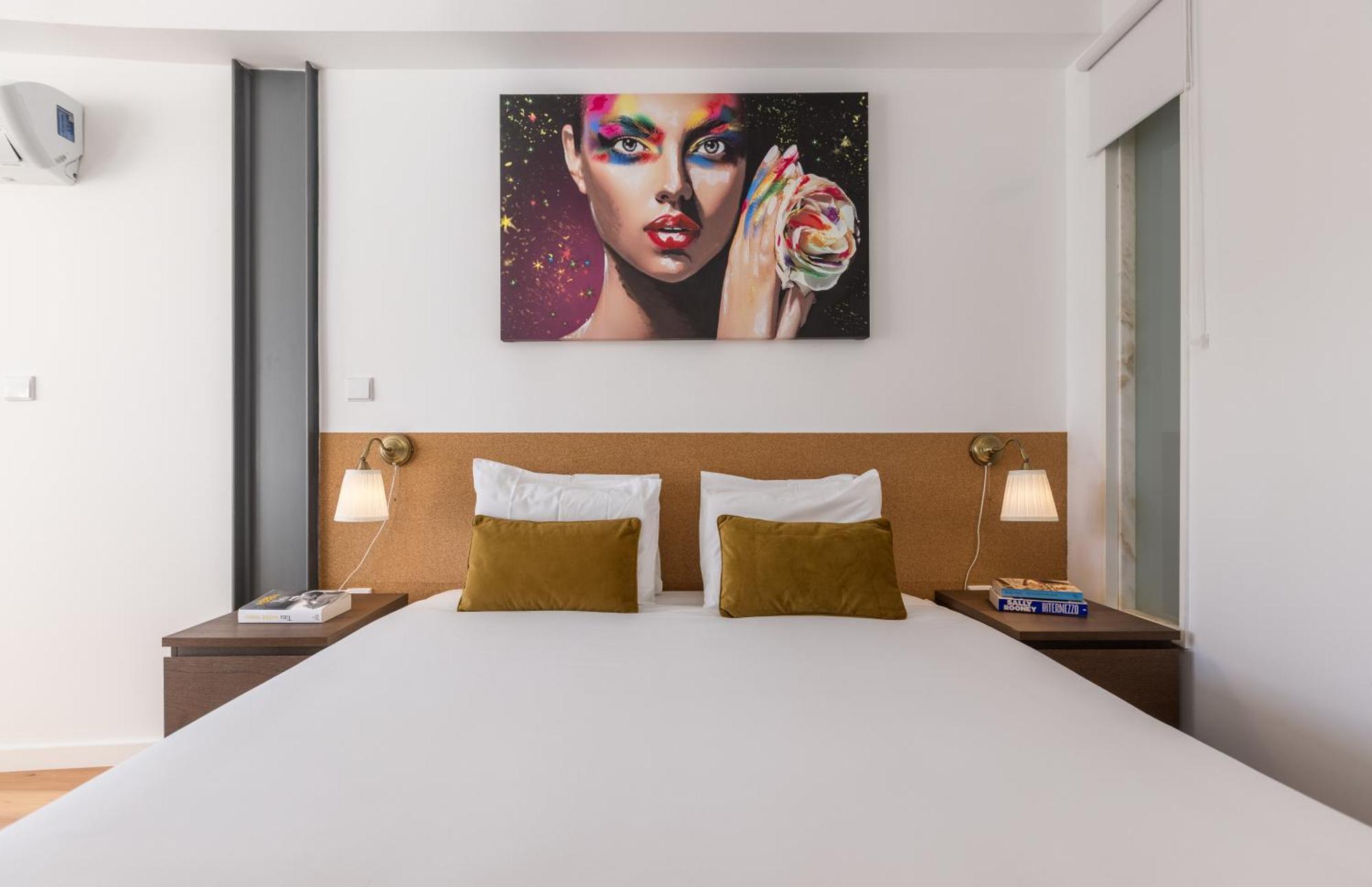 New!central W/ Sunny Terrace - 9 Min Walk Trindade Apartment