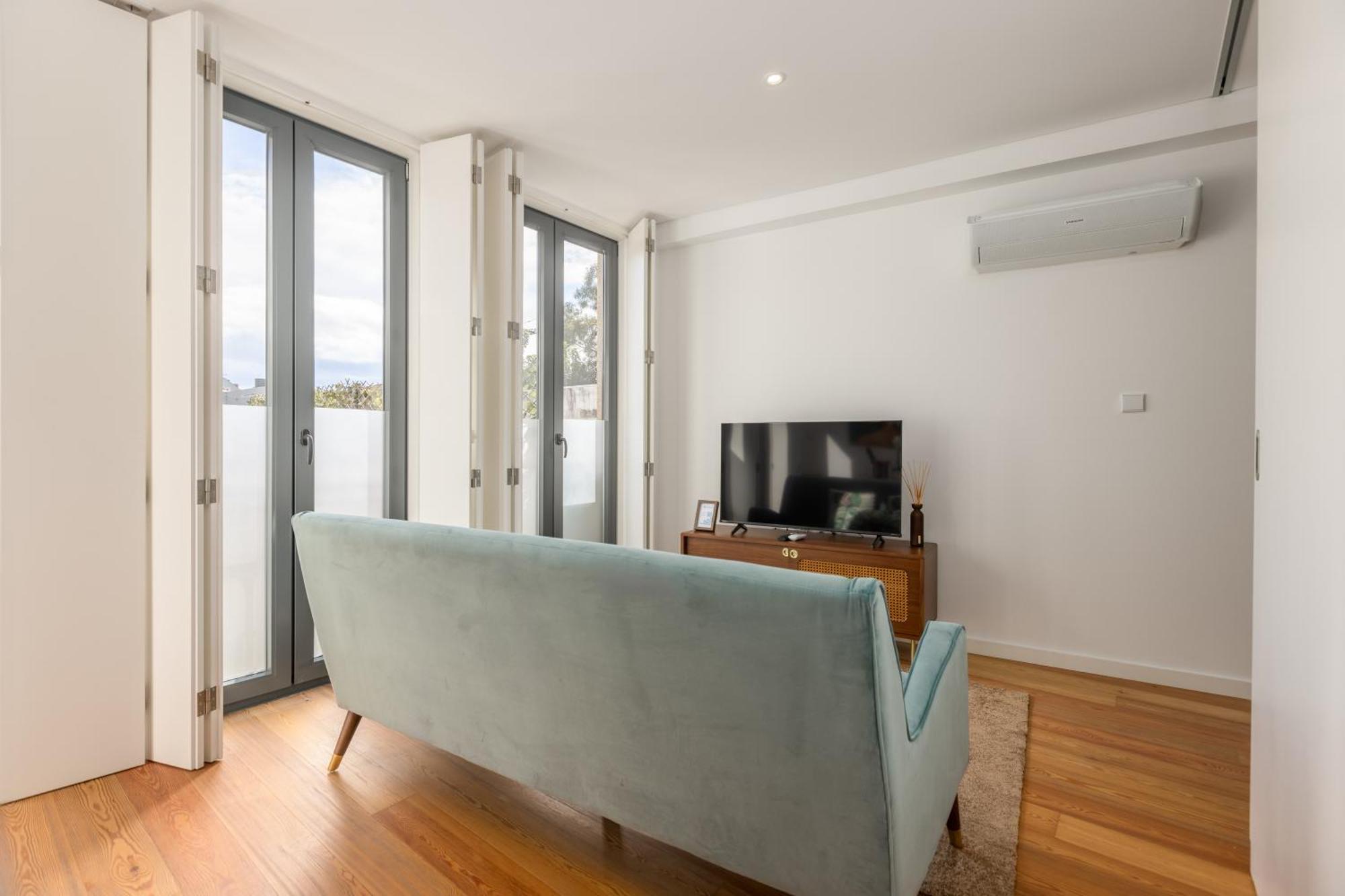 Apartment New!central W/ Sunny Terrace - 9 Min Walk Trindade