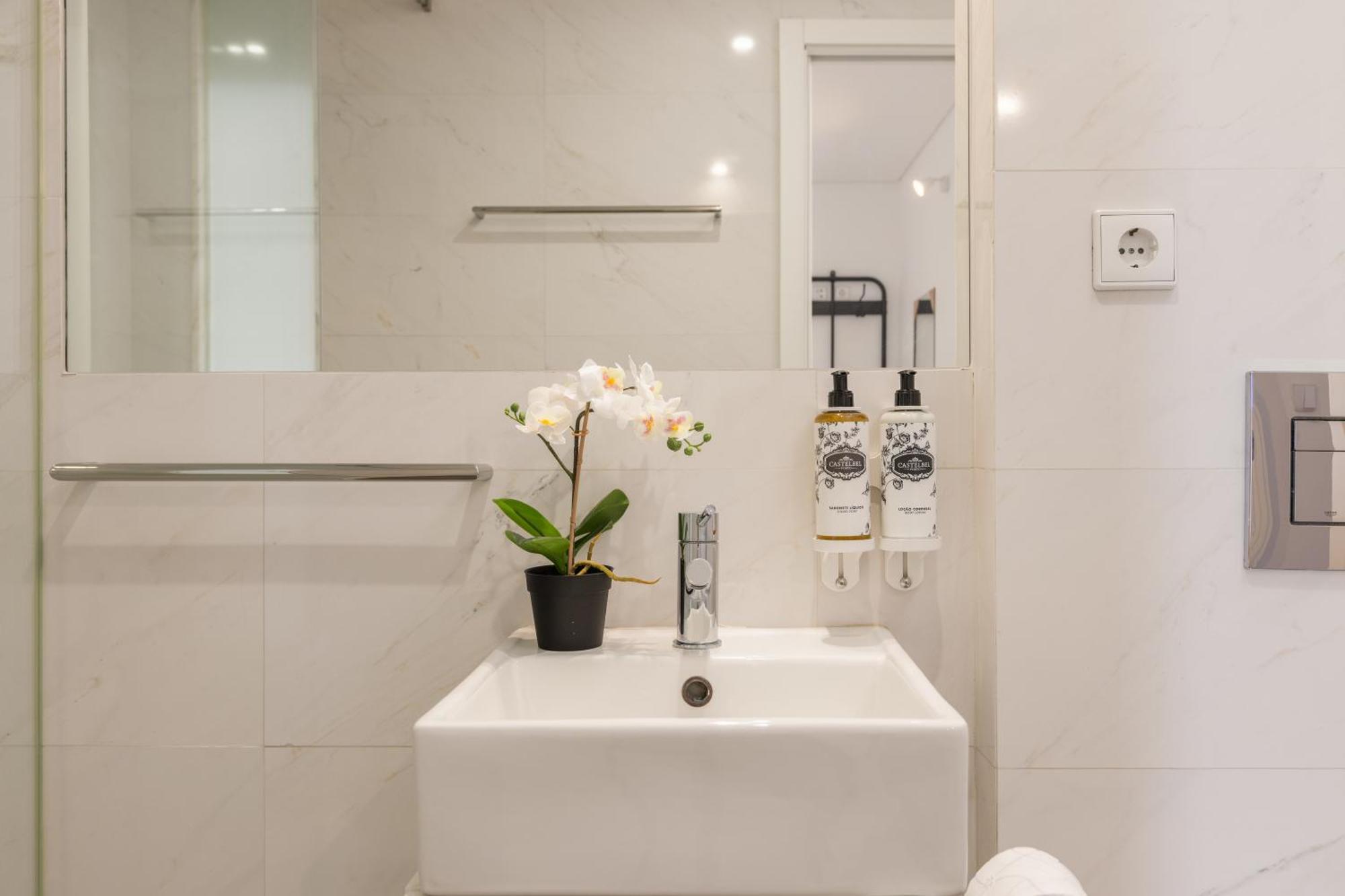 Apartment New!central W/ Sunny Terrace - 9 Min Walk Trindade Porto