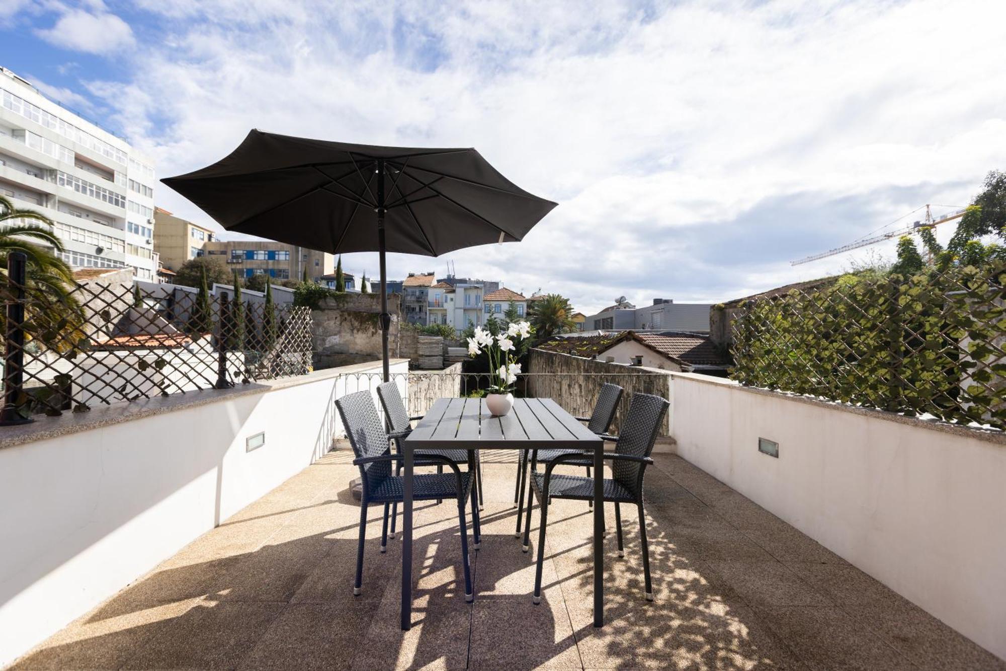 New!central W/ Sunny Terrace - 9 Min Walk Trindade *