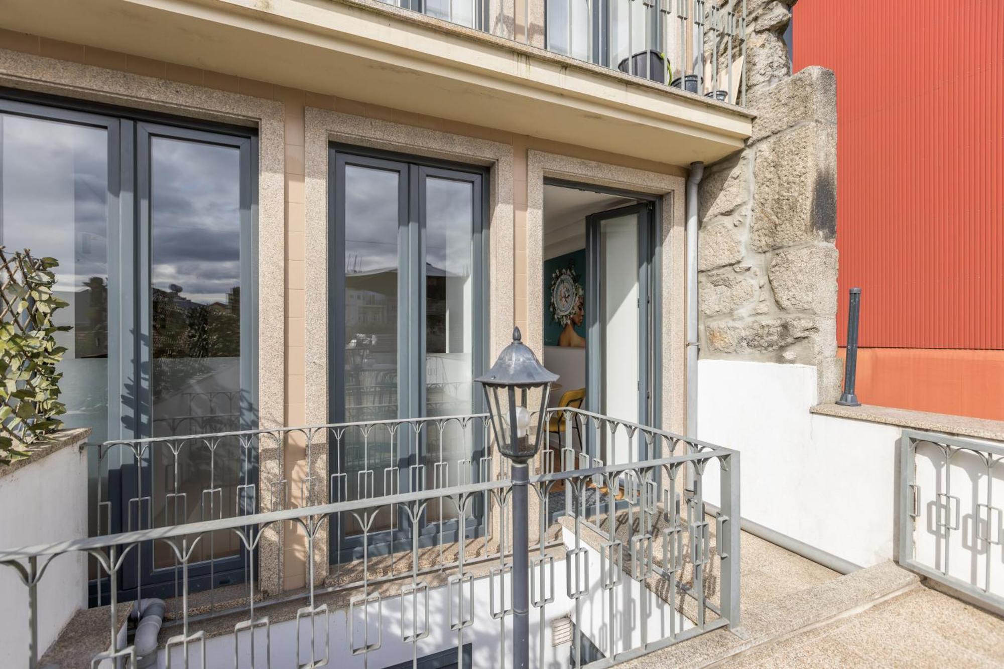 New!central W/ Sunny Terrace - 9 Min Walk Trindade Apartment Porto