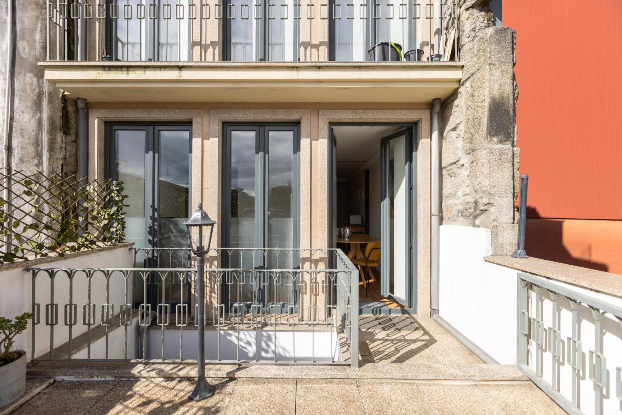 New!central W/ Sunny Terrace - 9 Min Walk Trindade Appartement Porto